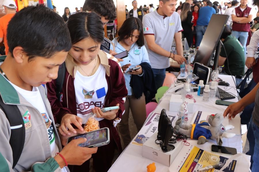 Más de 500 jóvenes de educación media superior acuden a Feria Universitaria 2025 en la UPT