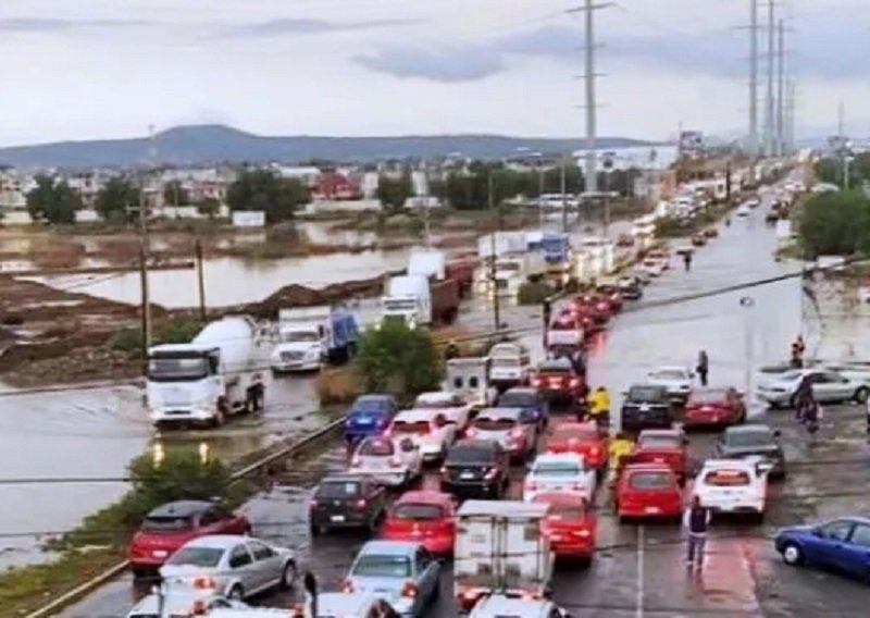 Nuevamente Se Inundo El Boulevard Everardo Márquez Colapso El Tránsito Hacia Ciudad Sahagún