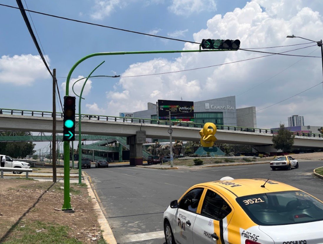 Nuevo Semáforo en la Intersección del Bulevar Felipe Ángeles y Camino Real de La Plata