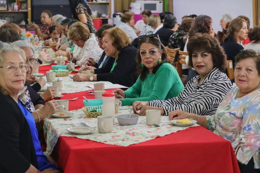 Celebra la Alcaldesa de Tulancingo Cumpleaños de Socios de la Casa Club de la Tercera Edad y la Festividad del 10 de Mayo