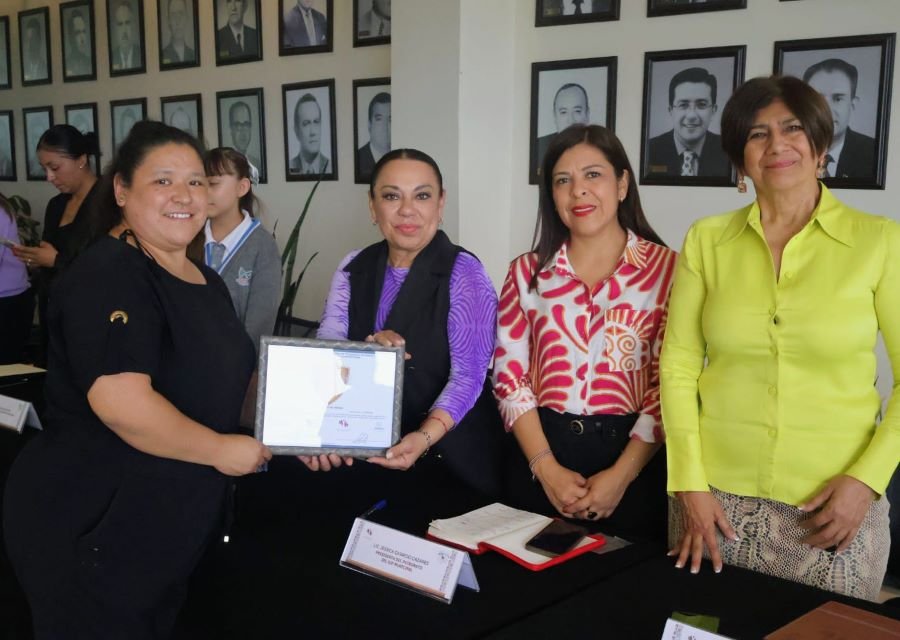 14 Instituciones Educativas  Recibieron Insignias de Escuelas Protectoras Contra el Abuso Infantil en Tulancingo