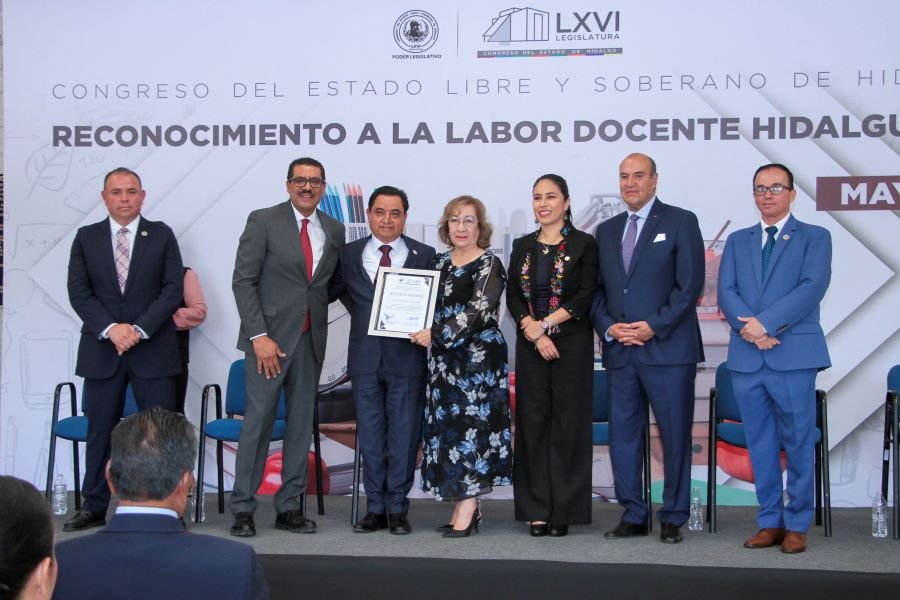 Reconocen a Docentes Hidalguenses En El Congreso del Estado