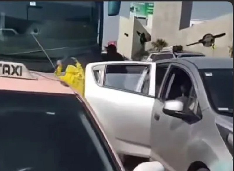 Sujetos Atacaron a un Autobús de la Flecha Roja en el Bulevar Felipe Ángeles en la Comunidad de San Antonio