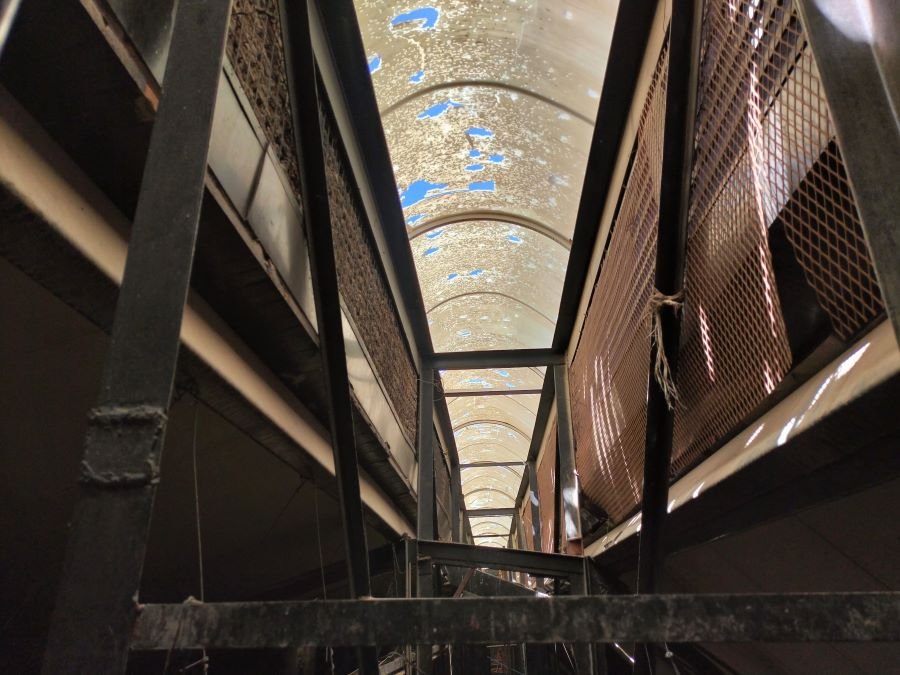 Granizada y Lluvia Causan Daños al Techo de la Sala de Plenos del Congreso del Estado