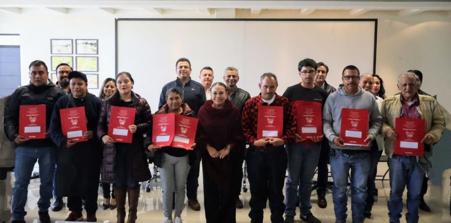 Alcaldesa Lorena García Cázares Entregó Nuevo Paquete de Escrituras a Familias de El Paraíso