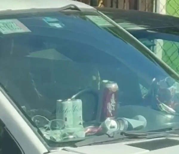 Exhiben un Vehículo con Envases de Bebidas Alcohólicas en el Tablero de Vehículo Oficial del DIF Hidalgo