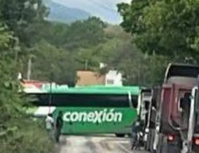 Autobús Derrapa Sobre la Carretera México-Tampico, Estuvo a Punto de Caer a una Zanja