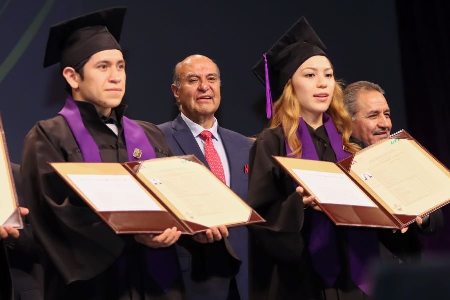 Entrega SEPH 620 Títulos a Estudiantes de la UPMH