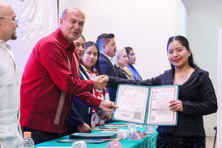 Estudiantes de la UICEH Reciben su Carta de Pasante