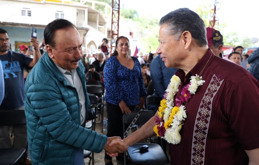 Julio Menchaca Regresa a Tlahuiltepa Con Apoyos Para Las Mujeres de Este Municipio