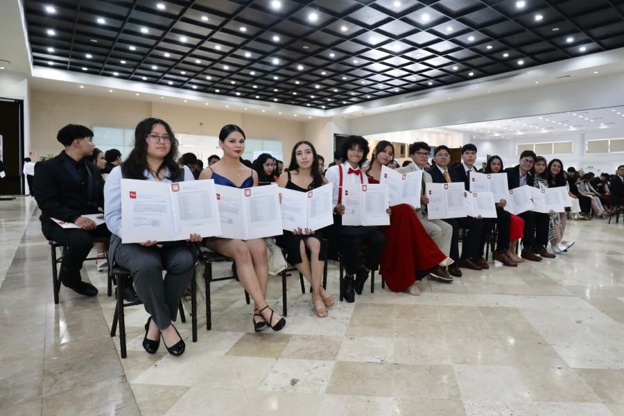 Reciben 250 Egresadas y Egresados de la Preparatoria 3  de la UAEH Certificados