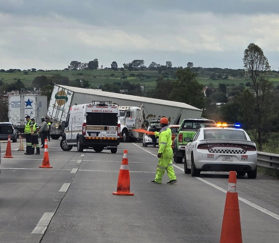 Tráiler de Doble Remolque Impactó un Vehículo al Esquivar   Una Camioneta Que Transportaba Cerdos Volcó, Salió de la Carretera México-Querétaro