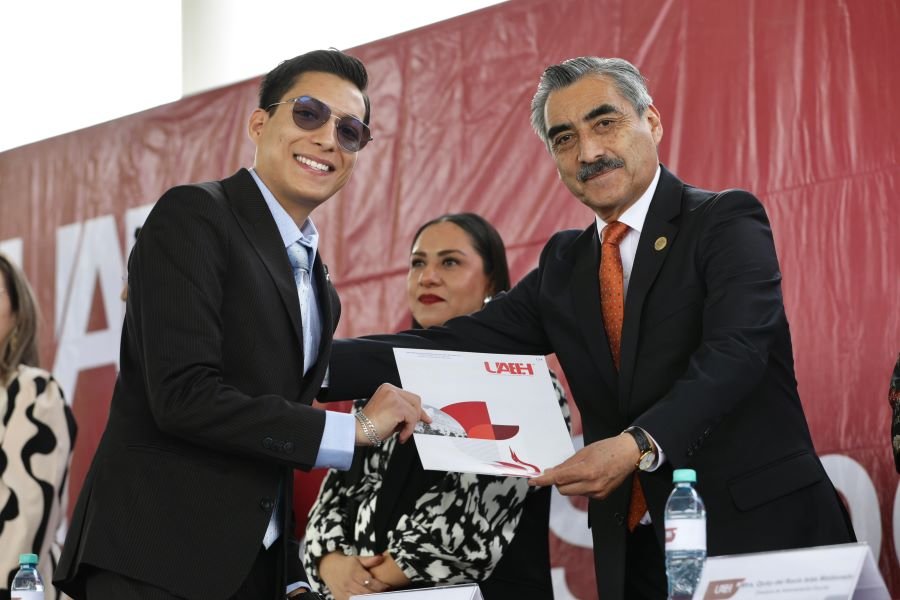 UAEH entrega certificados a estudiantes que concluyen Bachillerato en la ESTi