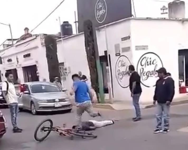 Conductor de una Camioneta Agrede a Ciclista Lo Pateo en el Suelo Hasta Dejarlo Inconsciente