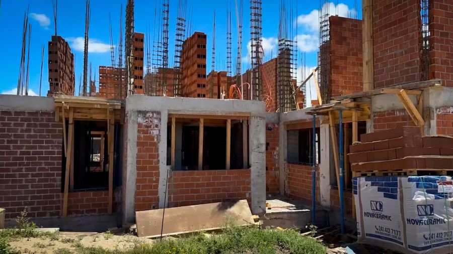 Julio Menchaca y Edna Vega de SEDATU Supervisan Avance en la Construcción de mil 410 hogares.