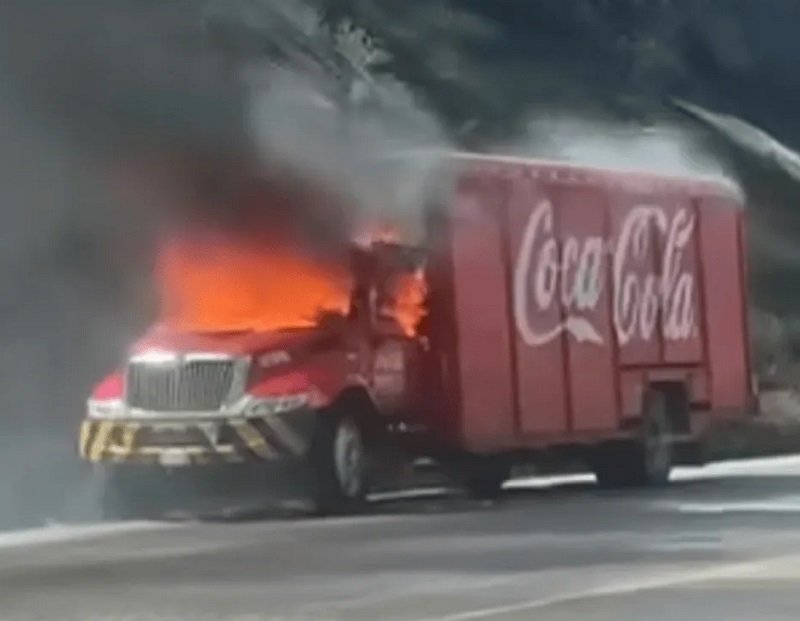 Se incendia Camión del Grupo Rica, Coca Cola en el Corredor de la Montaña