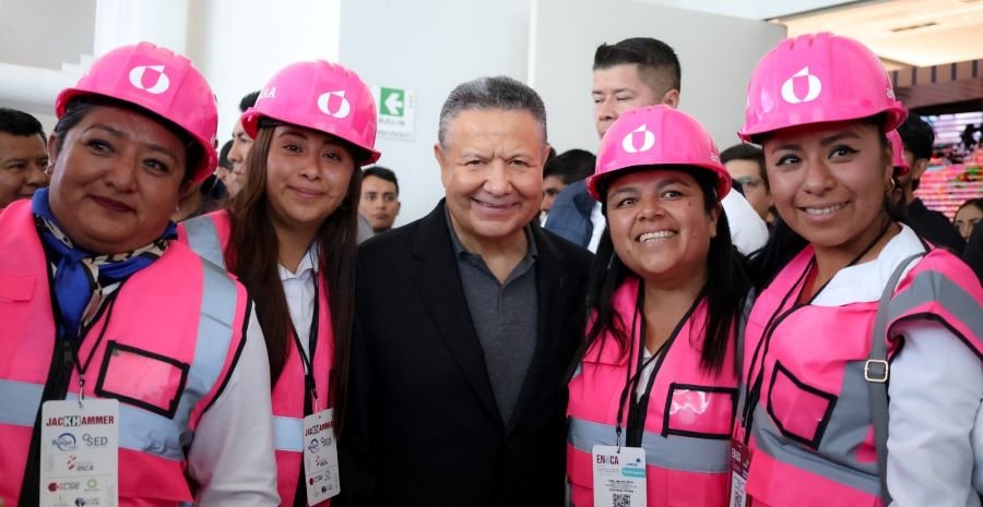 Cascos Rosas: Mujeres Transforman El Sector Hídrico en Hidalgo