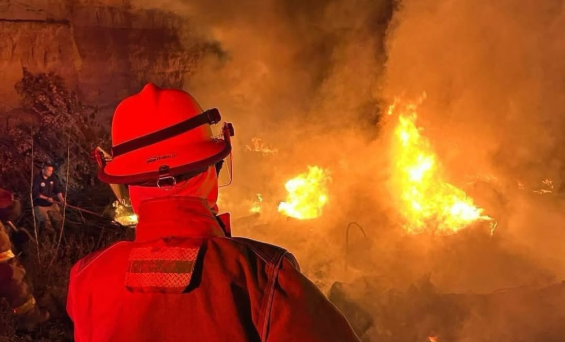 Atiende el H. Cuerpo de Bomberos de Pachuca Incendio en Depósito de Paja en Santiago Tlapacoya