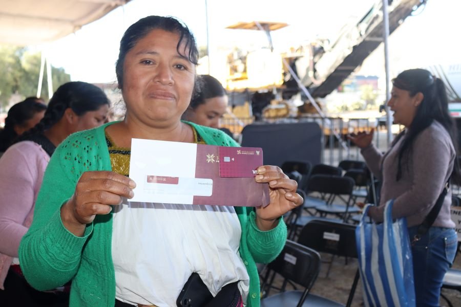 Inicia Entrega de Tarjetas de Apoyos Sociales en la Sierra y la Huasteca