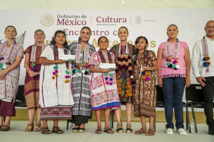 Presidenta Claudia Sheinbaum Entrega Créditos a La Palabra a Mujeres Artesanas de Amuzgo