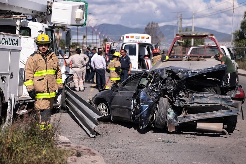 Choco con un Camión de la CFE, una Persona Quedo Atrapada Entre los Fierros Retorcidos del Automovil