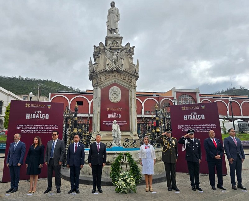 Encabeza Julio Menchaca Guardia de Honor Ante Monumento de Miguel Hidalgo, Durante la Ceremonia del 215 Aniversario de la Independencia Nacional