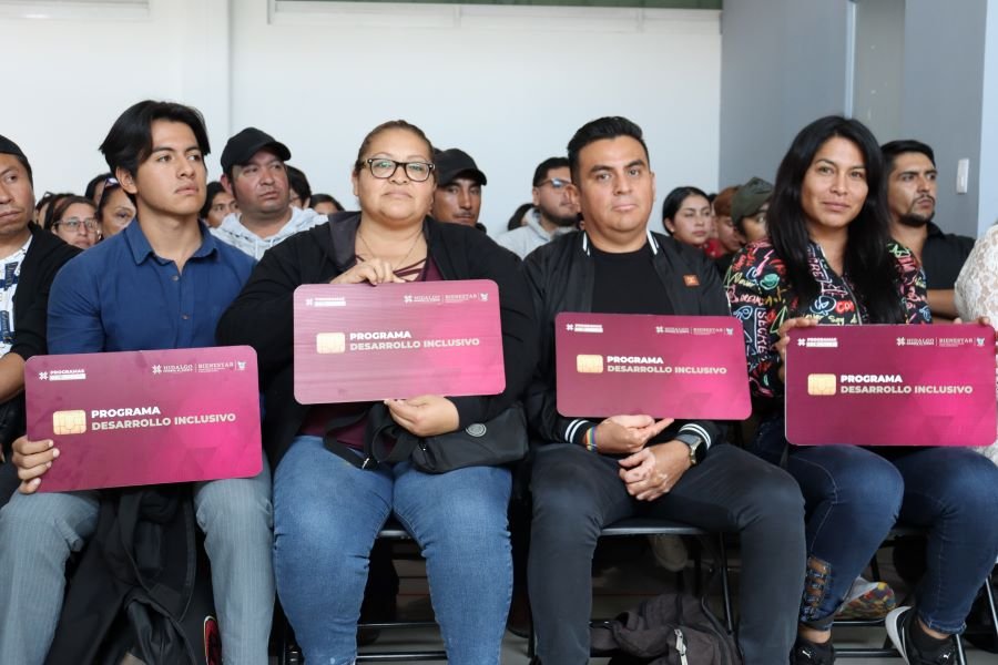 Entrega Sebiso tarjetas del programa “Bienestar Inclusivo”