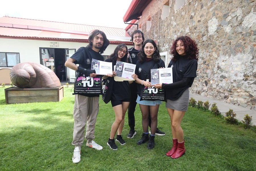 Estudiantes Garza son reconocidos con tres menciones honoríficas en el FITU 2025