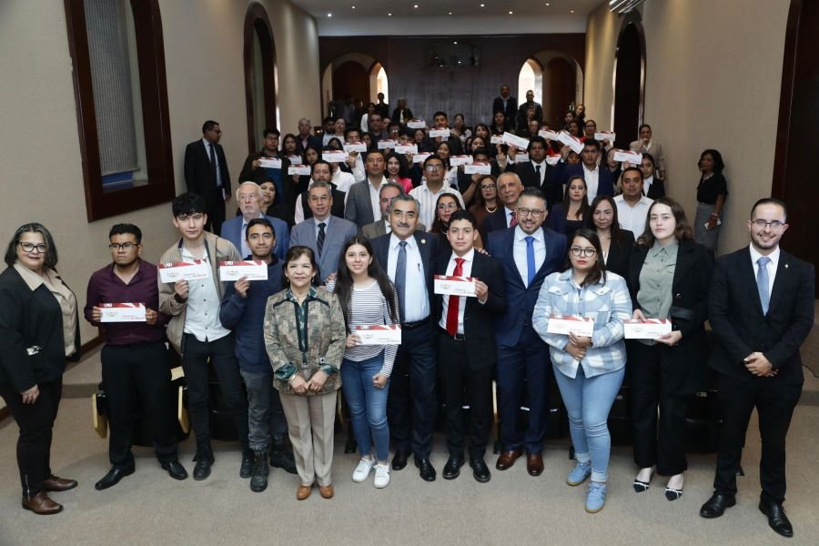 Estudiantes de la UAEH Reciben Beca “Jóvenes Transformadores”
