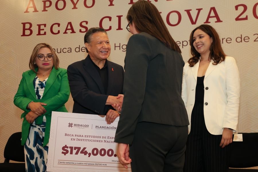 El Gobernador Julio Menchaca Realiza entrega del Fondo Hidalgo y de las Becas Citnova 2025