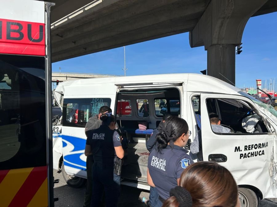 Choca Camioneta Urvan del Transporte Público Vehicular y Un Tracto Camión Con Plataforma Adherida, Saldo Dos Muertos y Diez Lesionados
