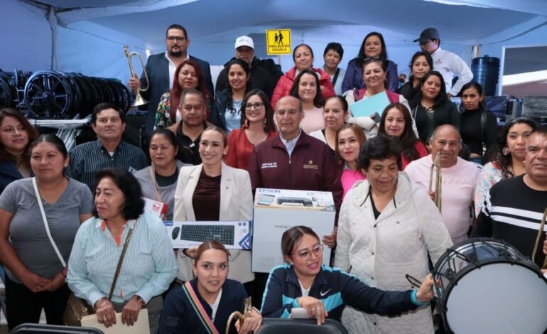 Natividad Castrejón acompañó a la presidenta de Tepeji del Río en la entrega de apoyos escolares