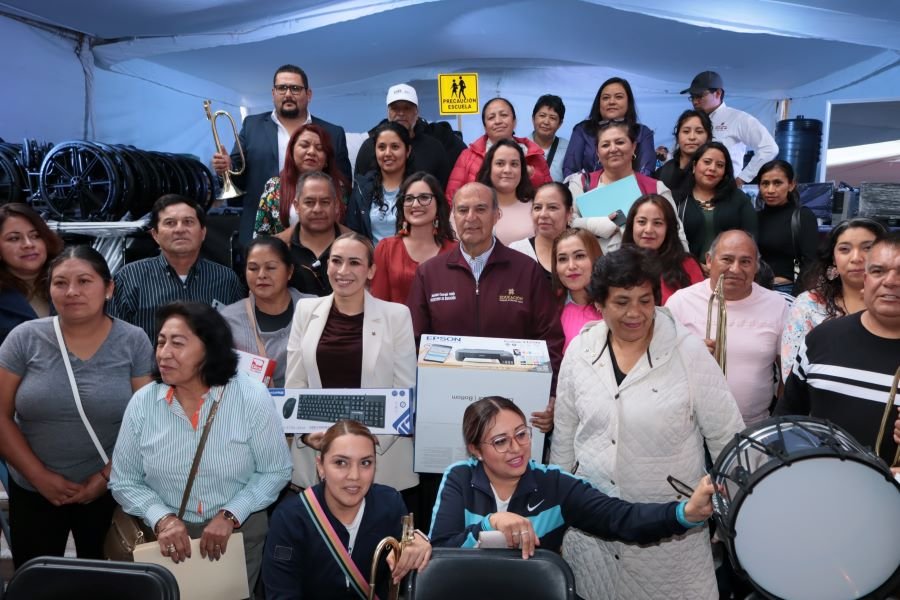 Natividad Castrejón acompañó a la presidenta de Tepeji del Río en la entrega de apoyos escolares