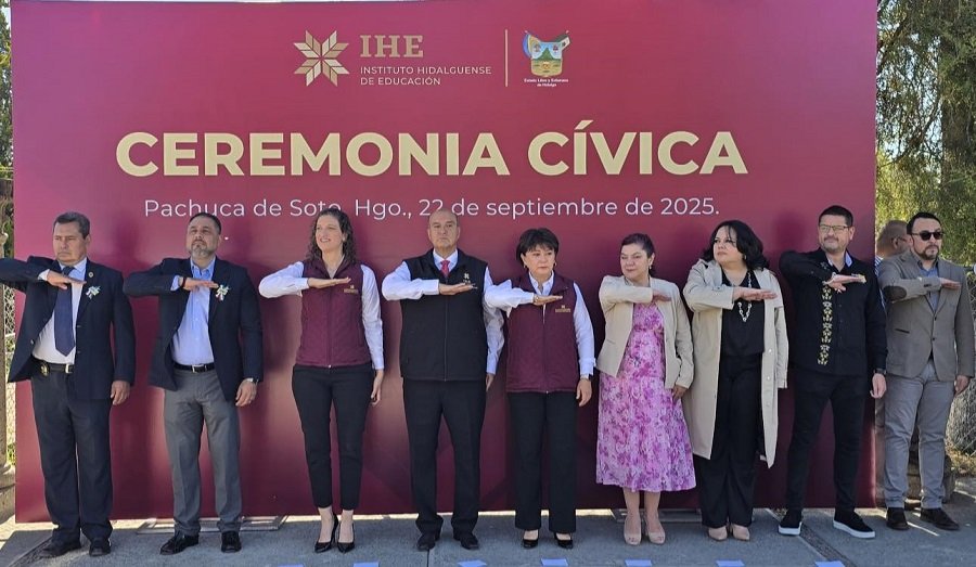 Natividad Castrejón encabeza Lunes Cívico en explanada de la SEPH