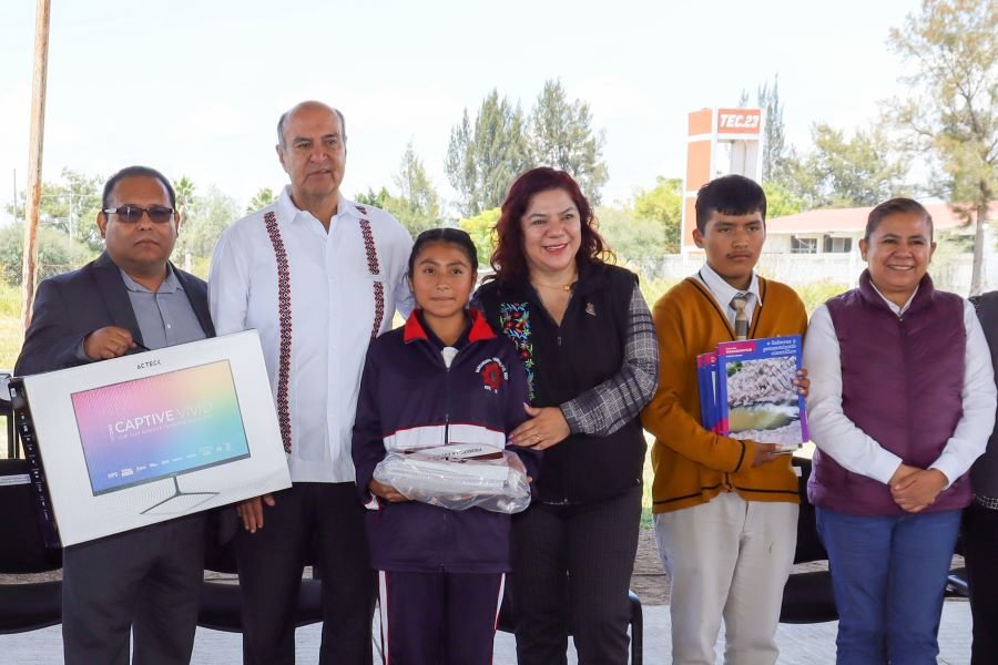 Natividad Castrejón entrega apoyos educativos y laboratorio STEM en Santiago de Anaya e Ixmiquilpan