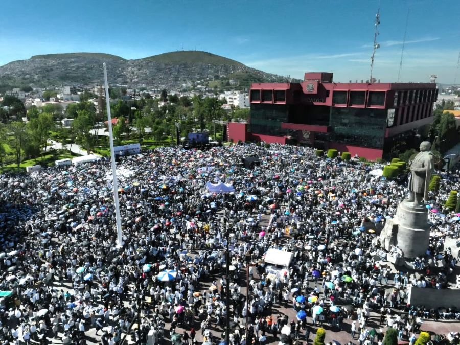 Celebran Miles de Universitarios su Autonomía Universitaria en Plaza Juárez