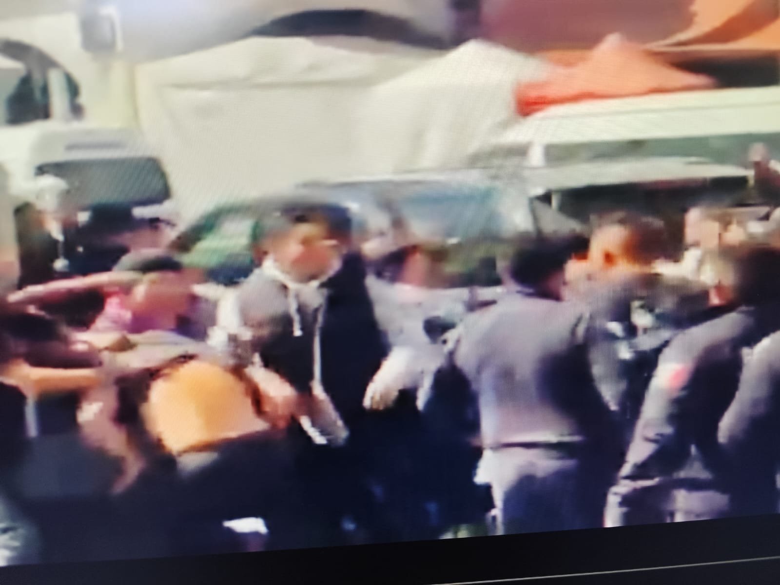 Comerciantes Ambulantes se enfrentaron a un grupo de choque y policías municipales en la Plaza Constitución de Pachuca