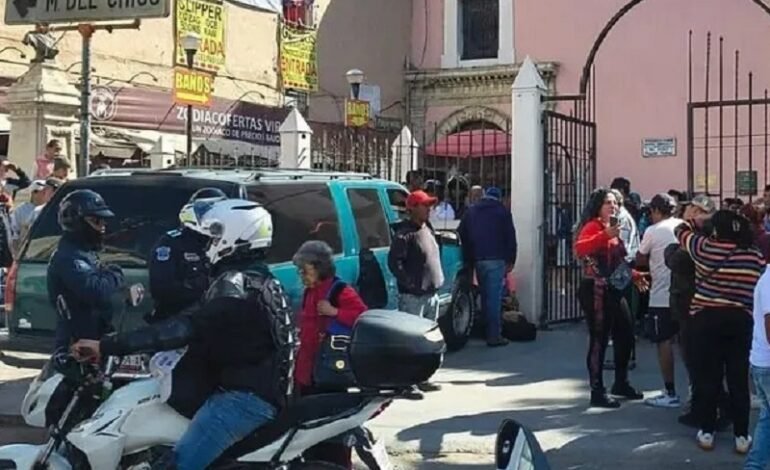 Conductor Prenso Contra un Muro con su Camioneta a un Ambulante Frente a la Iglesia de la Asunción