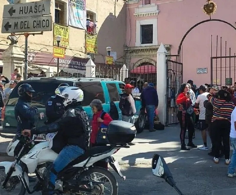 Conductor Prenso Contra un Muro con su Camioneta a un Ambulante Frente a la Iglesia de la Asunción