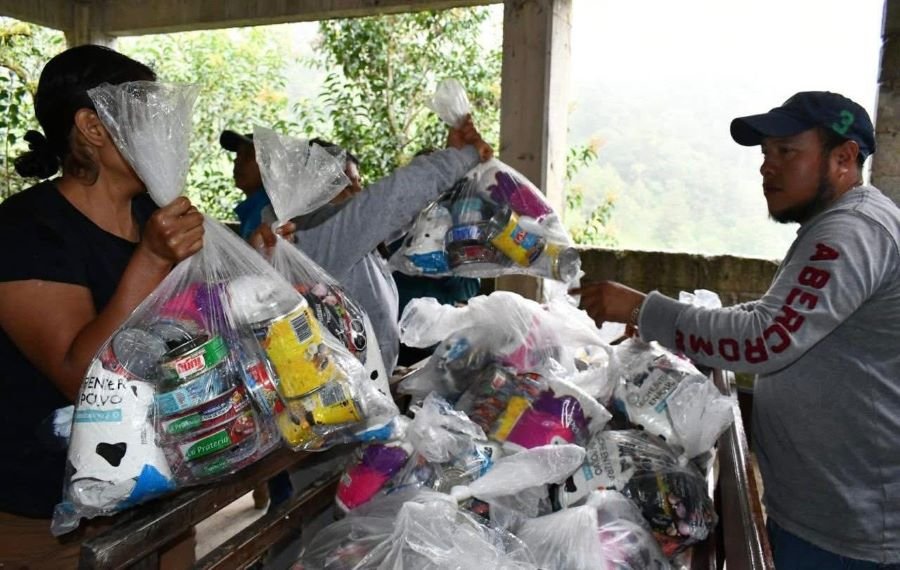 Contraloría Entrega Kits de Apoyo Humanitario en Diversas Localidades de Tlanchinol
