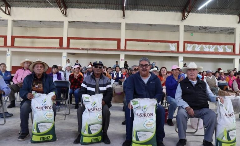Entregan apoyos a productoras y productores en Emiliano Zapata y Zempoala
