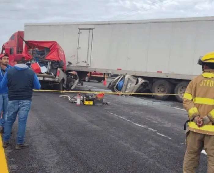 Impresionante Choque Cobra Tres Vidas y dos Heridos Graves en la Carretera Federal a la Altura de Singuilucan