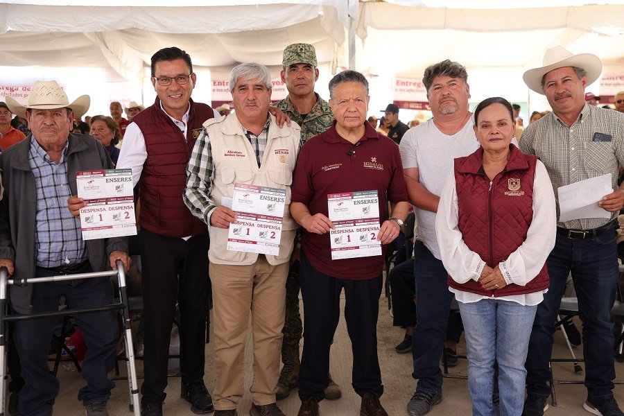 Julio Menchaca acompaña entrega de apoyos directos a familias damnificadas