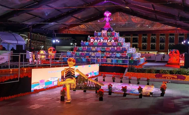 Pachuca Espectacular macro ofrenda de siete niveles en la Plaza Independencia