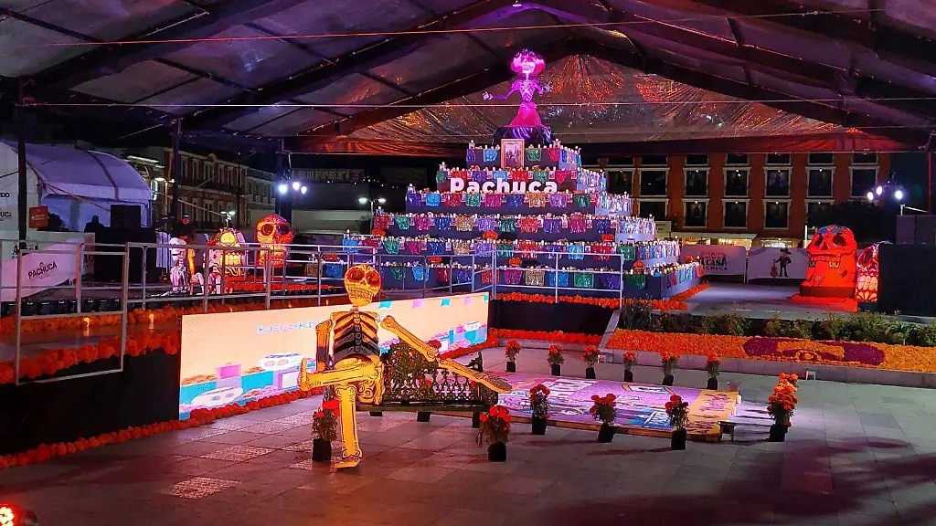 Pachuca Espectacular macro ofrenda de siete niveles en la Plaza Independencia