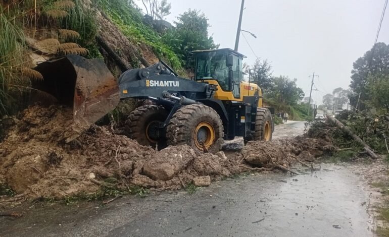 Julio Menchaca Ordena la Reconstrucción de Caminos Dañados por Lluvias SIPDUS ya Atendió 97   de los 211 Caminos Afectados Por Deslaves