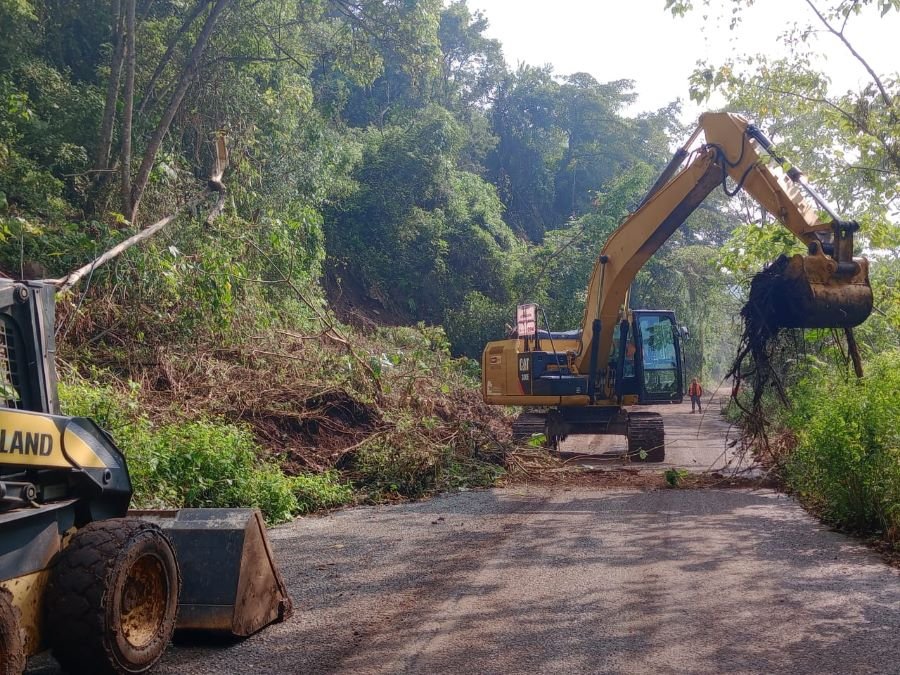 SIPDUS- Desalojo de material de derrumbes y la apertura de caminos en los 43 municipios afectados en caminos y carreteras