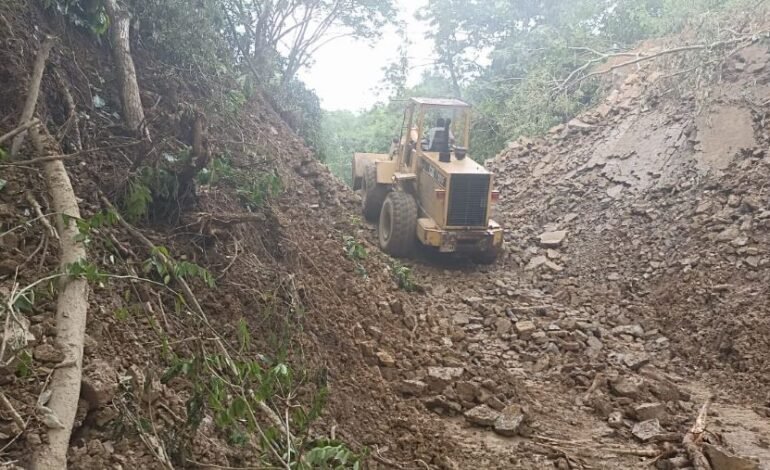 Continúan los Trabajos de Limpieza y Desalojo de Material Producto de Derrumbes y Deslaves