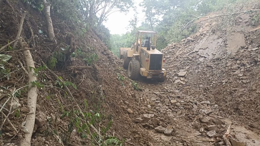 Continúan los Trabajos de Limpieza y Desalojo de Material Producto de Derrumbes y Deslaves