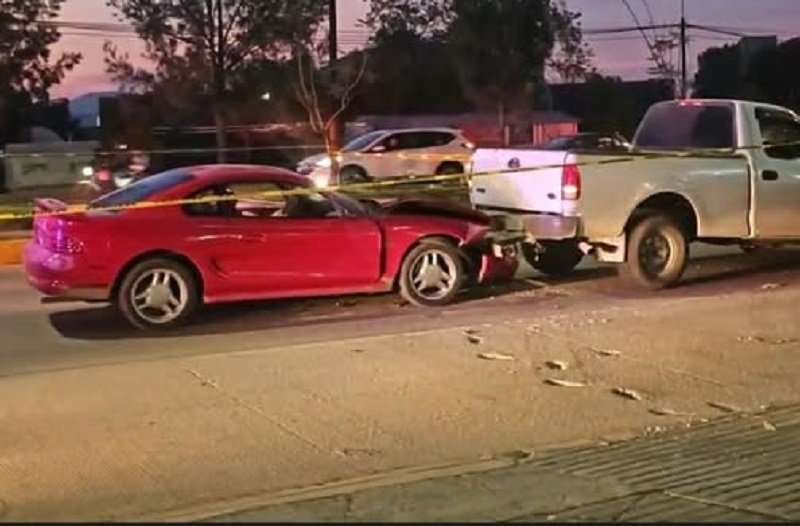 Choque por Alcance de un Mustang Rojo Contra una Camioneta Pick UP, Causando la Muerte de un Hombre